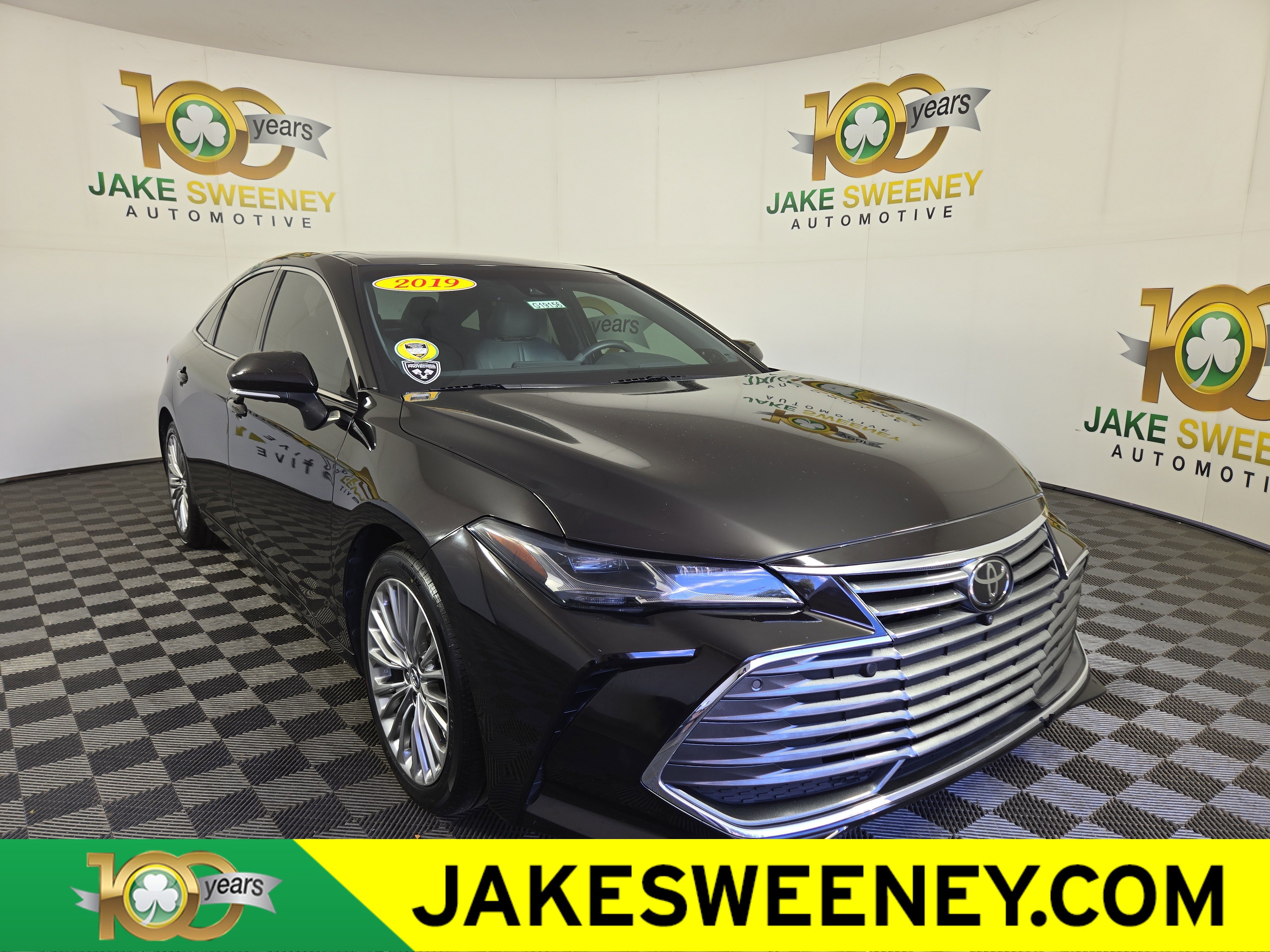 Used 2019 Toyota Avalon Limited image 1