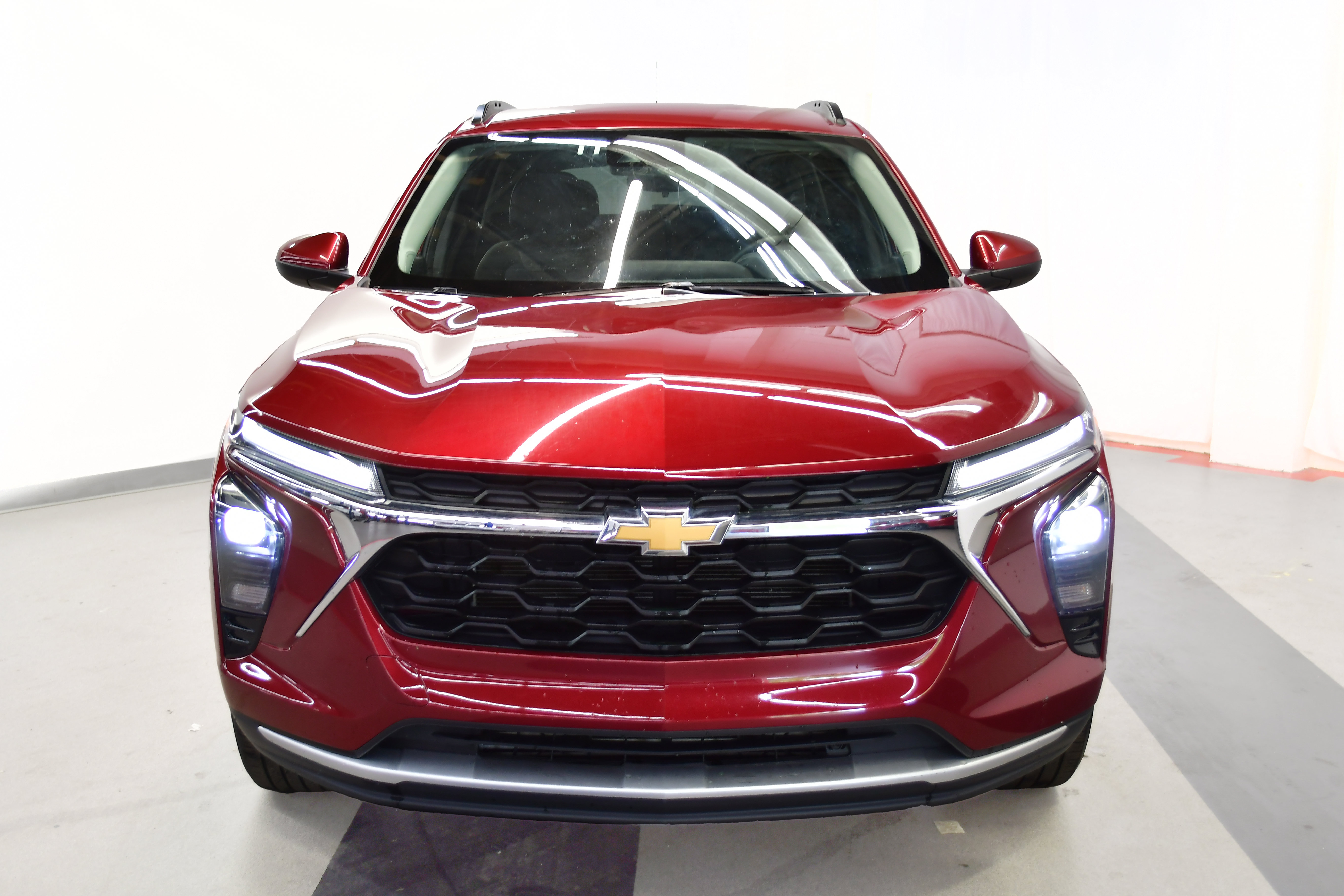 Used 2025 Chevrolet Trax LT w/ LT Convenience Package FWD image 3