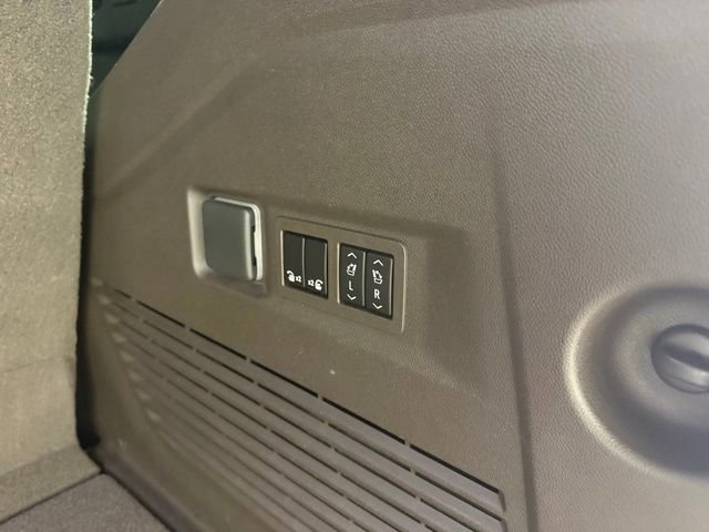 Used 2021 GMC Yukon SLT w/ SLT Premium Package image 10