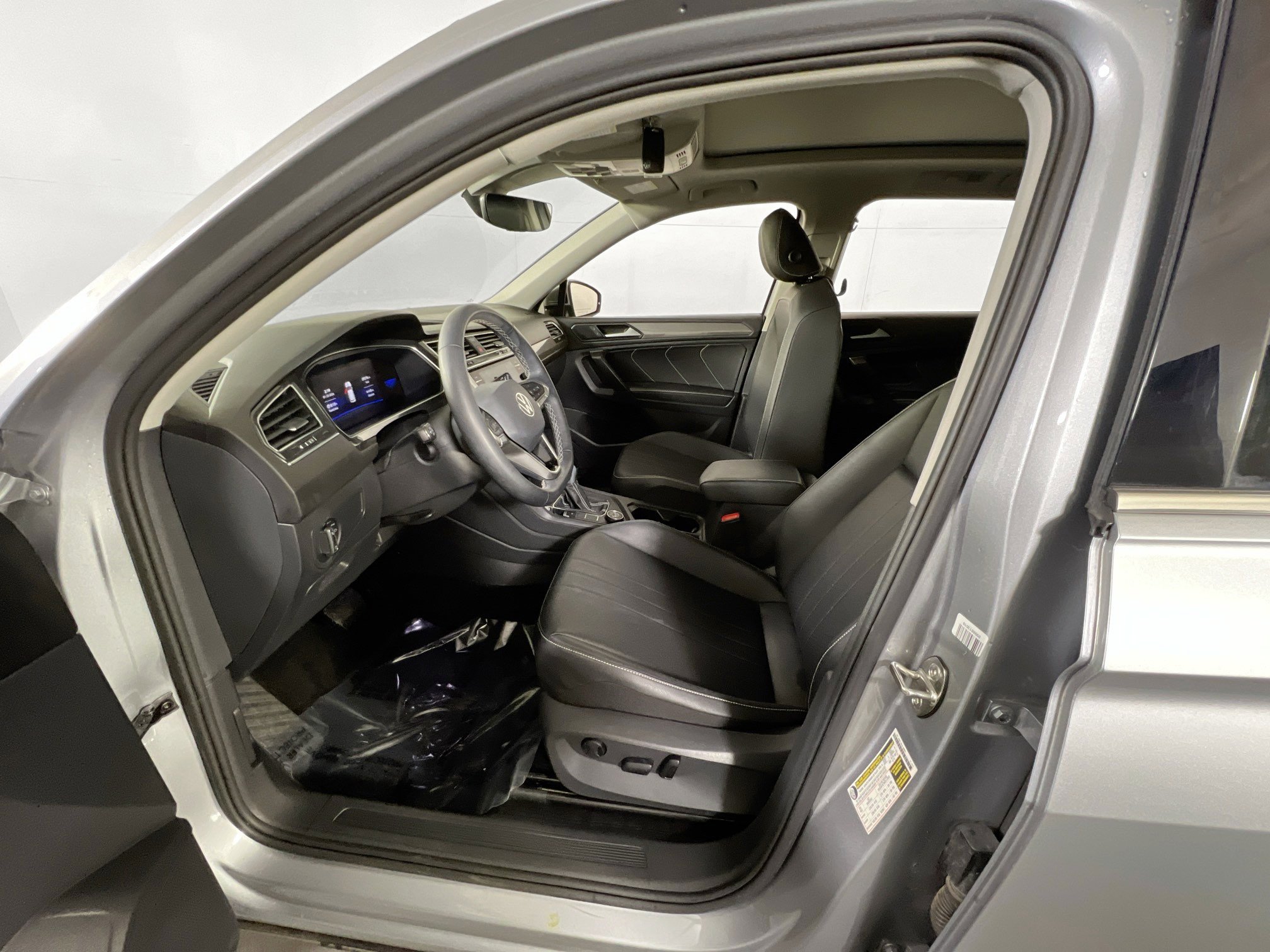 Used 2023 Volkswagen Tiguan SE AWD/4WD image 20