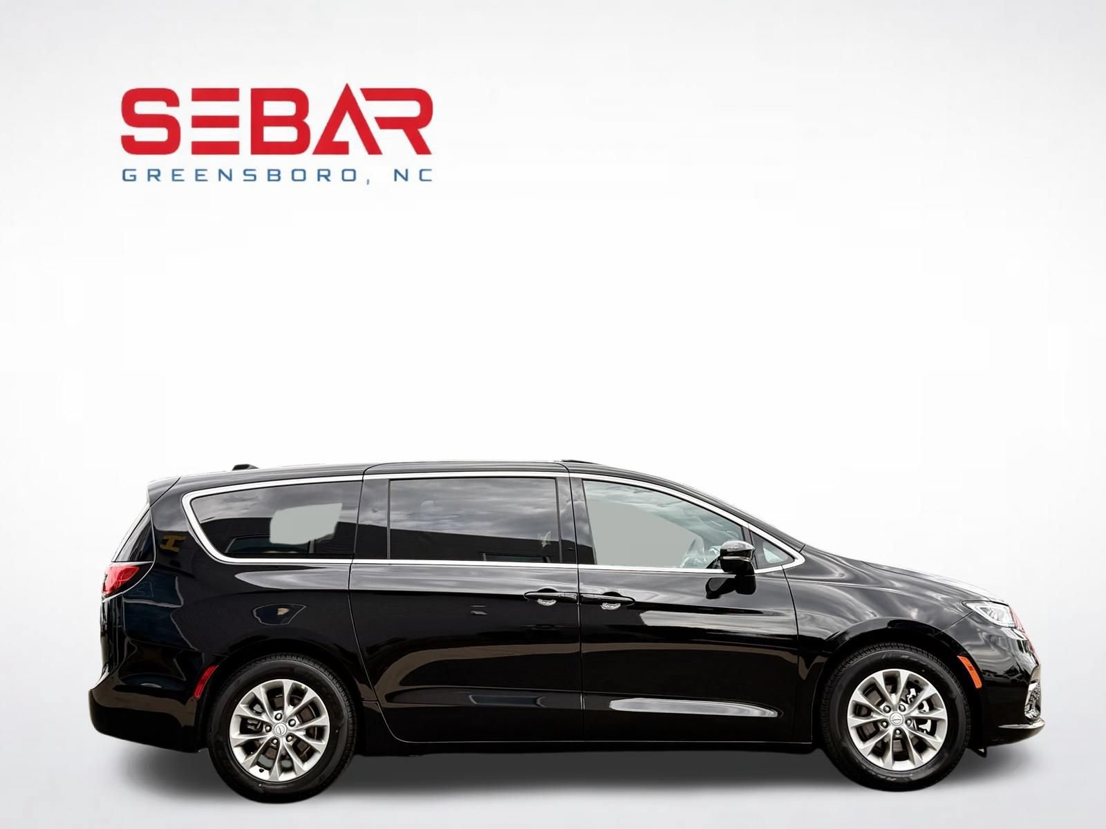 Used 2026 Chrysler Pacifica Limited FWD image 8