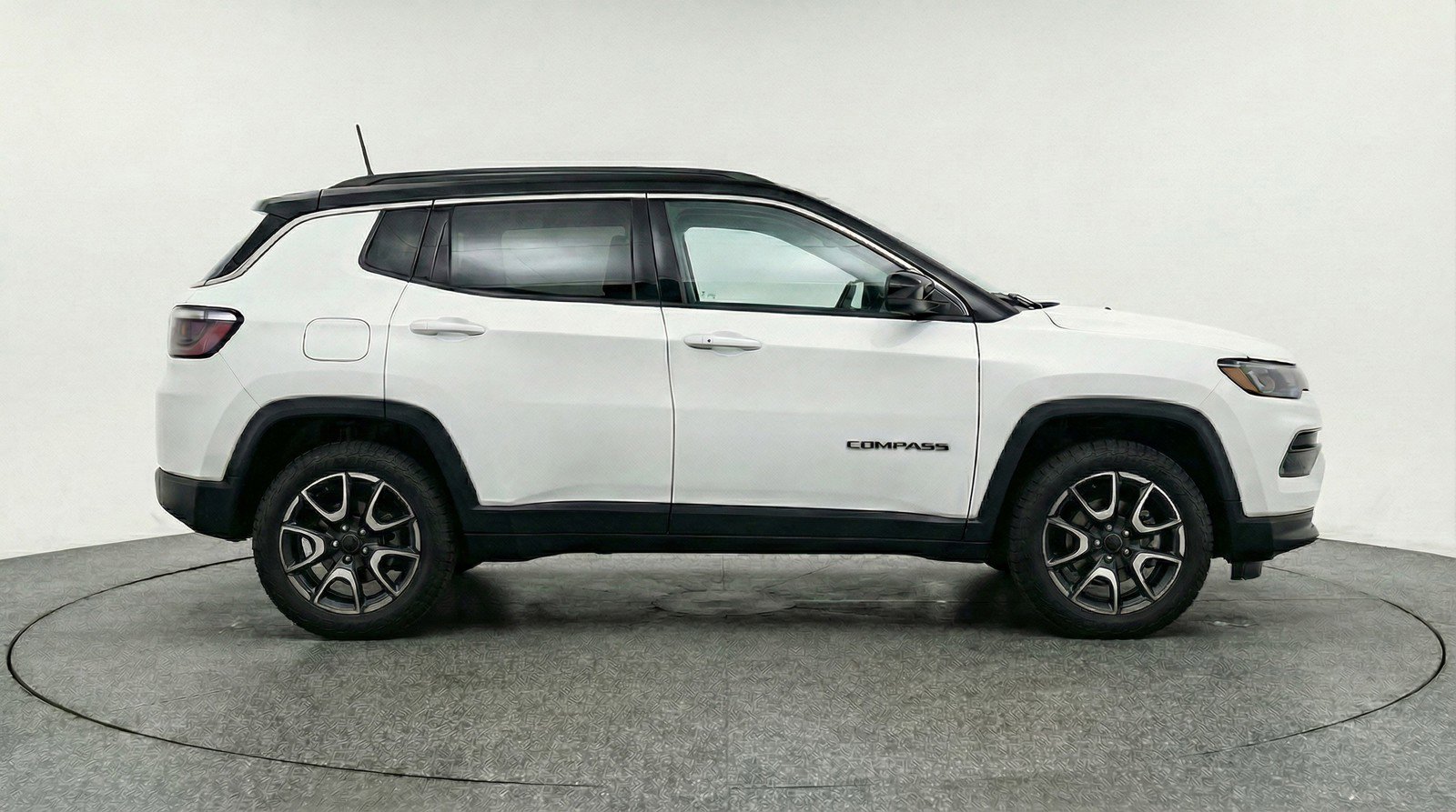 Used 2025 Jeep Compass Trailhawk image 11