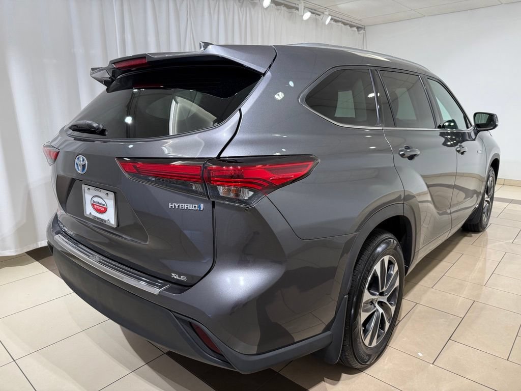 Used 2021 Toyota Highlander XLE AWD/4WD image 5
