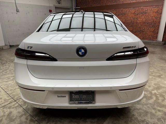 Used 2025 BMW i7 eDrive50 w/ Premium Package image 4