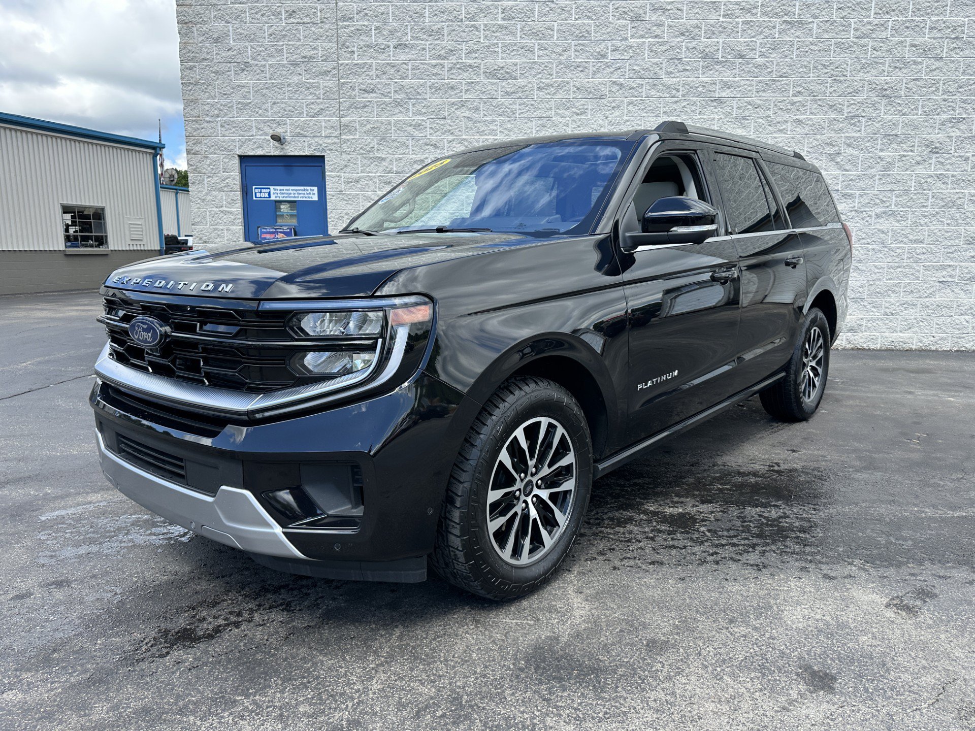 Used 2025 Ford Expedition Max Platinum AWD/4WD image 1