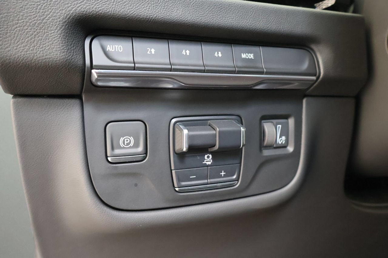 Certified 2025 Cadillac Escalade Premium Luxury AWD/4WD image 21