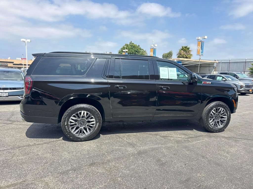 Used 2025 Chevrolet Suburban Z71 AWD/4WD image 2