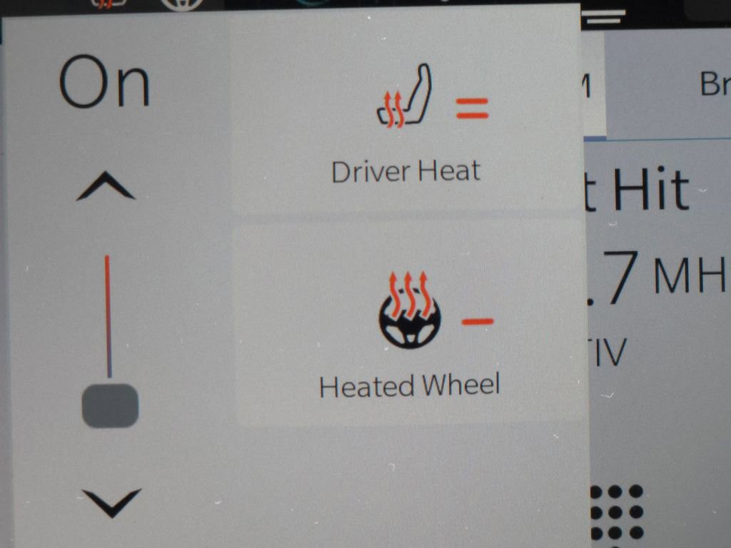 Used 2023 Chrysler Voyager LX image 6