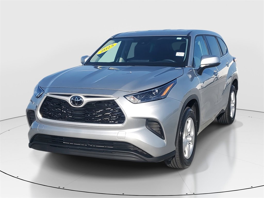 Used 2023 Toyota Highlander LE image 4