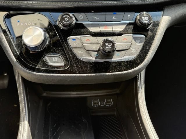 Used 2025 Chrysler Pacifica Limited FWD image 36