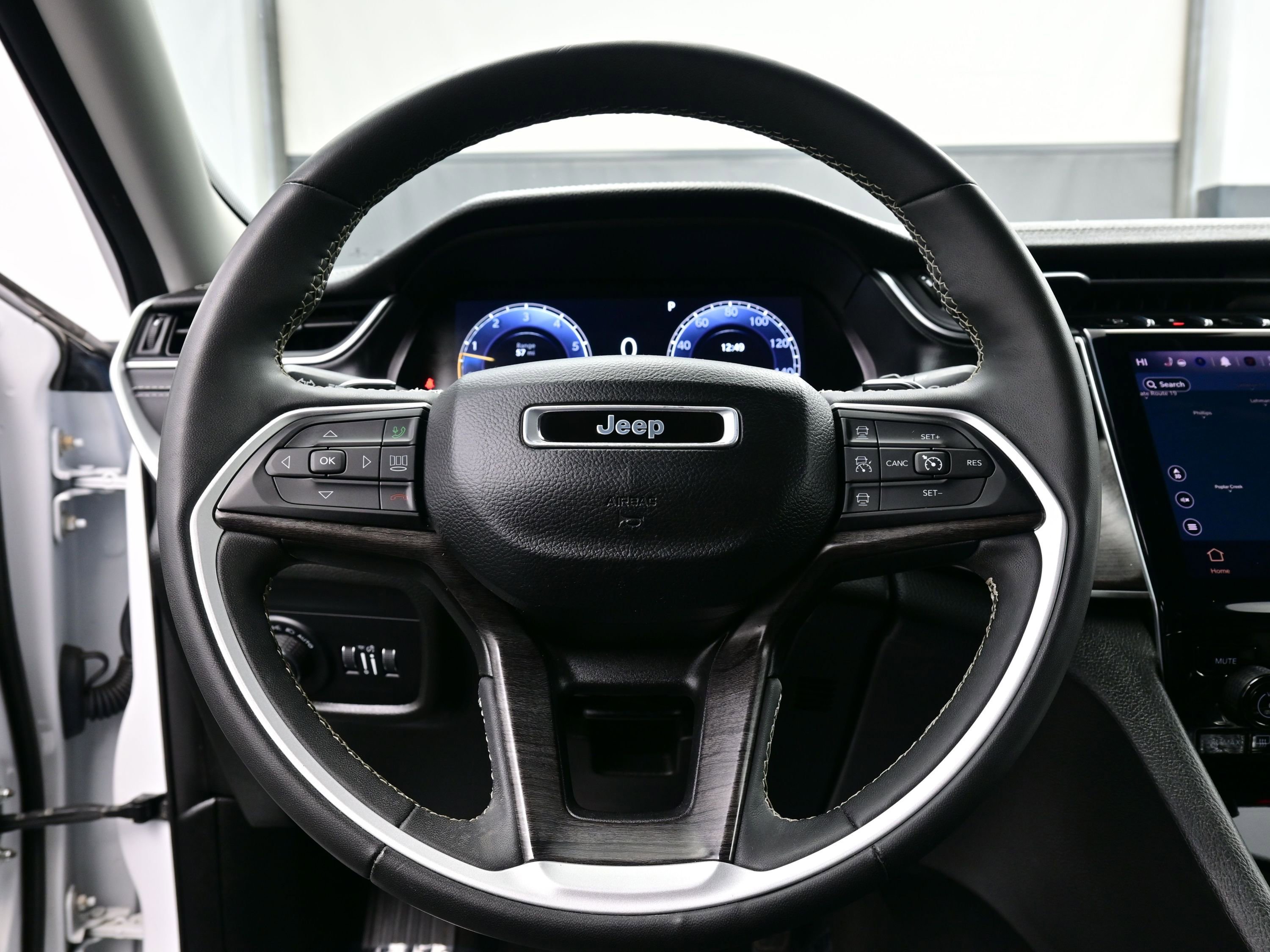 Used 2023 Jeep Grand Cherokee L Limited w/ Black Appearance Package image 26