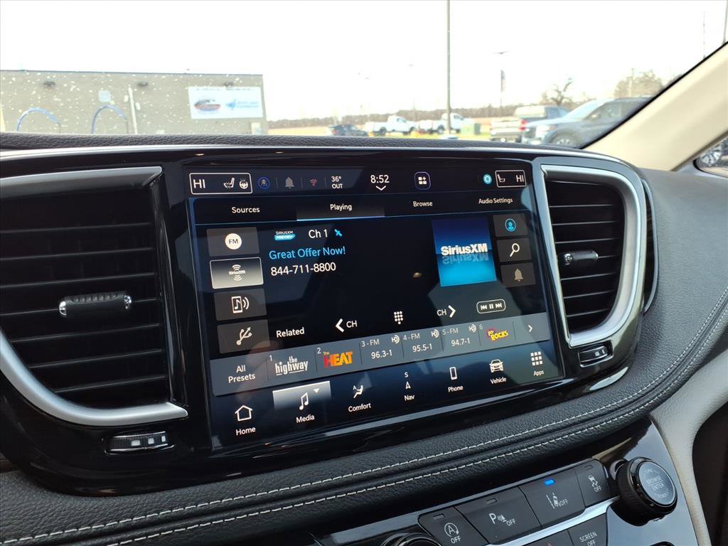 Used 2023 Chrysler Pacifica Limited image 23