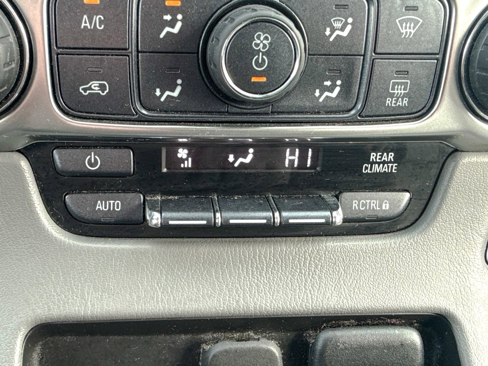 Used 2018 Chevrolet Suburban LT image 36