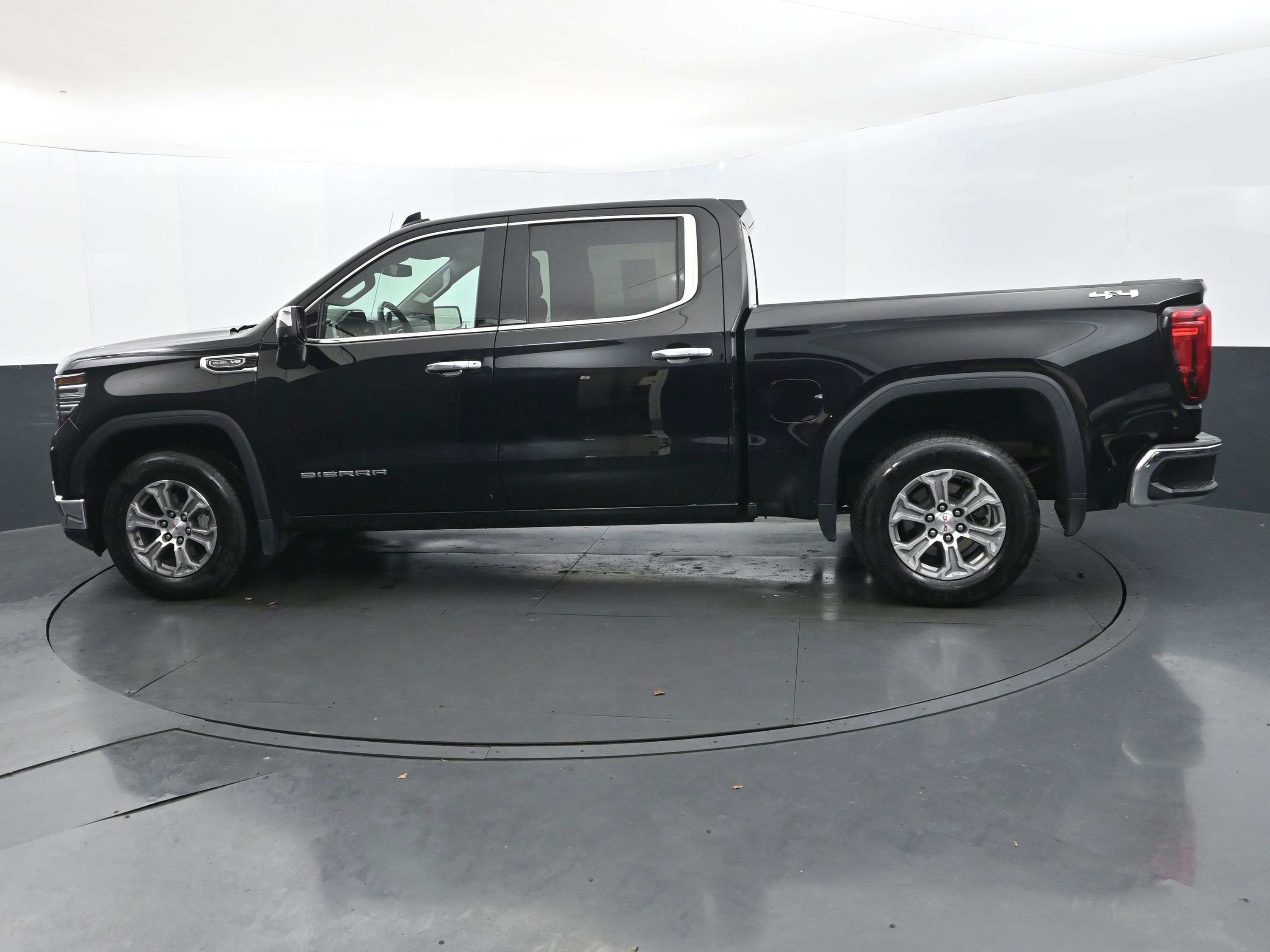 Used 2025 GMC Sierra 1500 SLT image 3