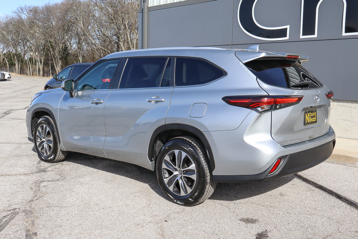 Used 2024 Toyota Highlander XLE FWD image 6