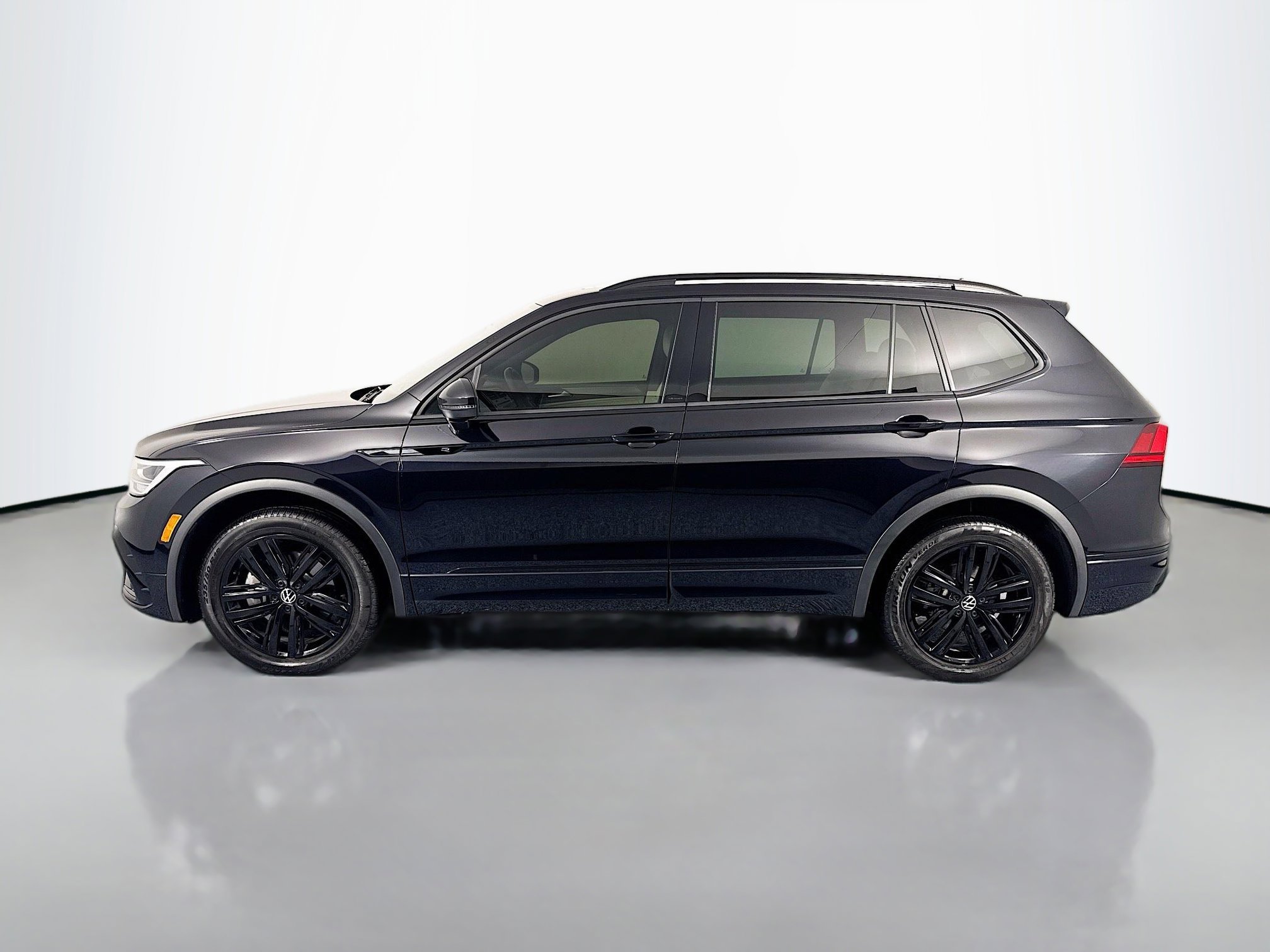 Used 2022 Volkswagen Tiguan SE R-Line image 8