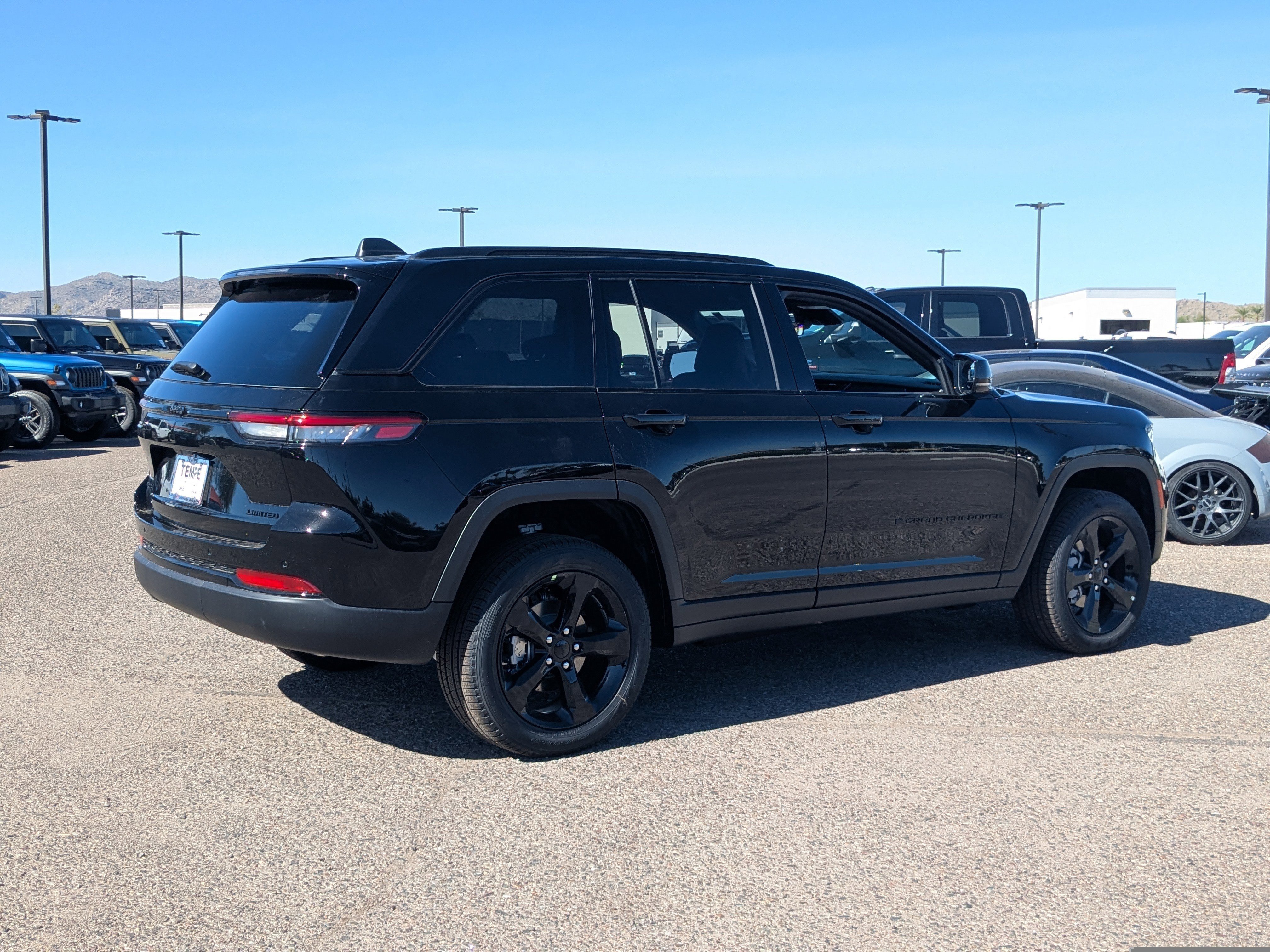 New 2025 Jeep Grand Cherokee Limited w/ Black Appearance Package AWD/4WD image 4