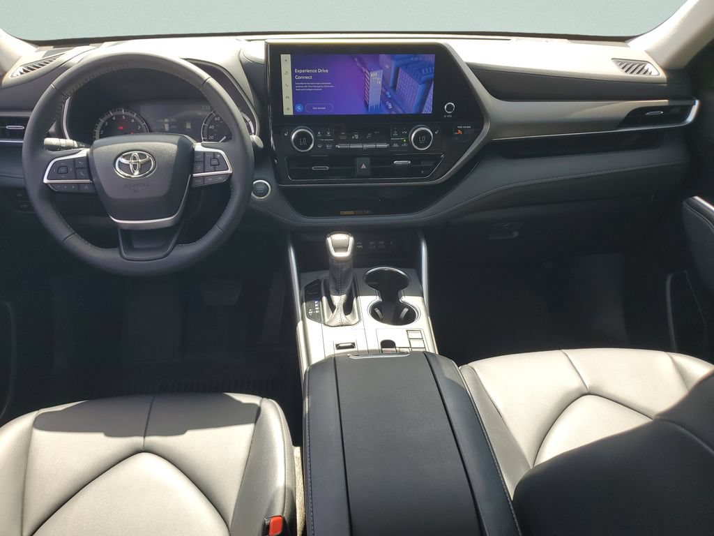 Used 2025 Toyota Highlander XLE FWD image 11