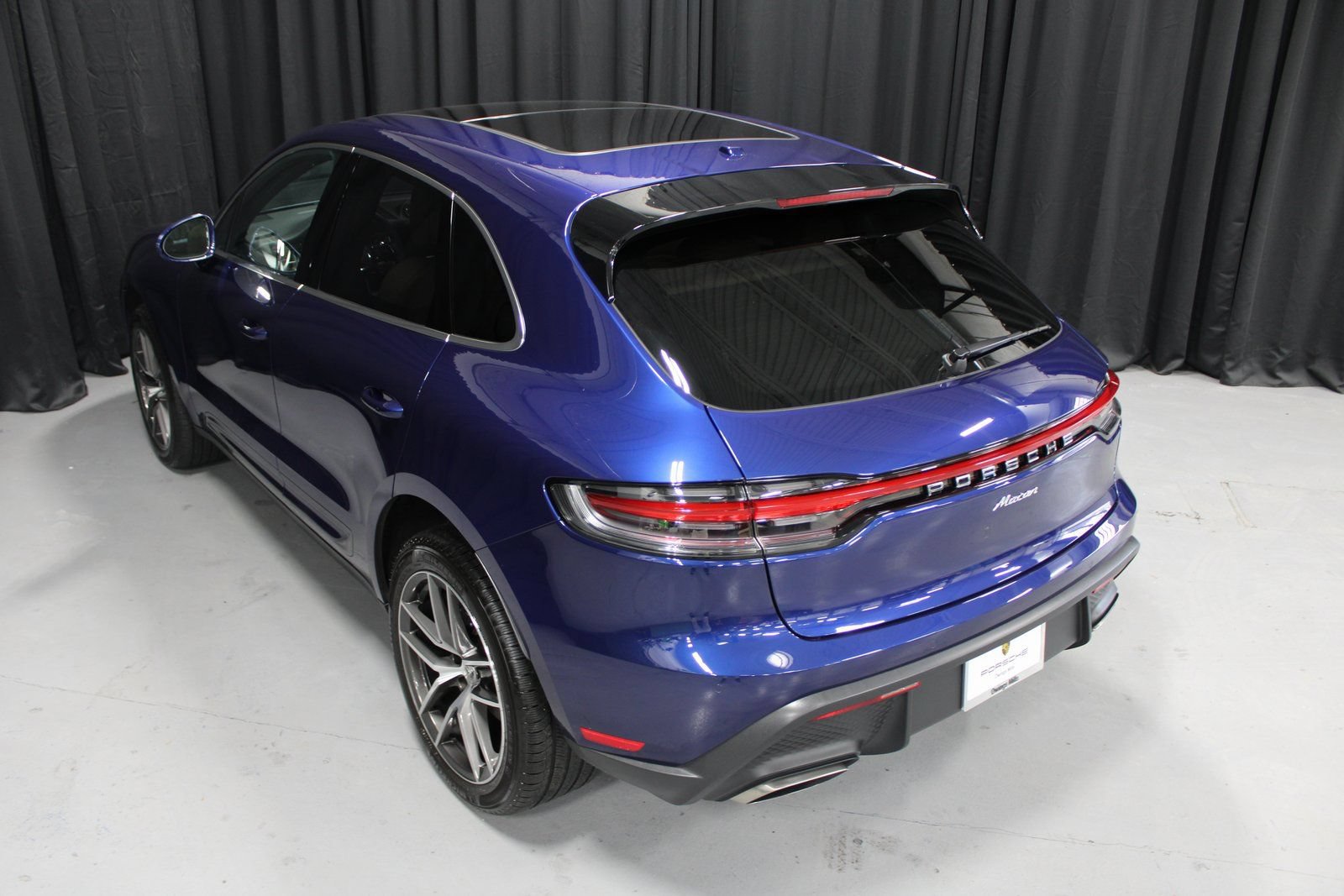 Certified 2025 Porsche Macan AWD/4WD image 8