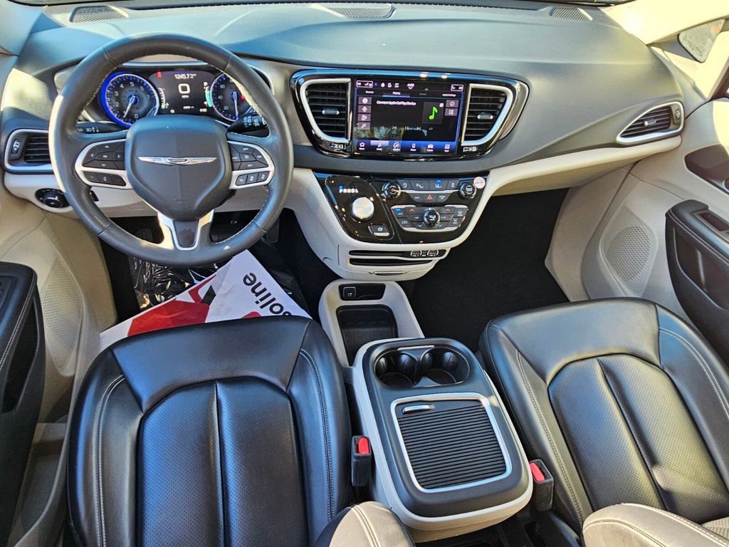 Used 2023 Chrysler Pacifica Touring-L image 9