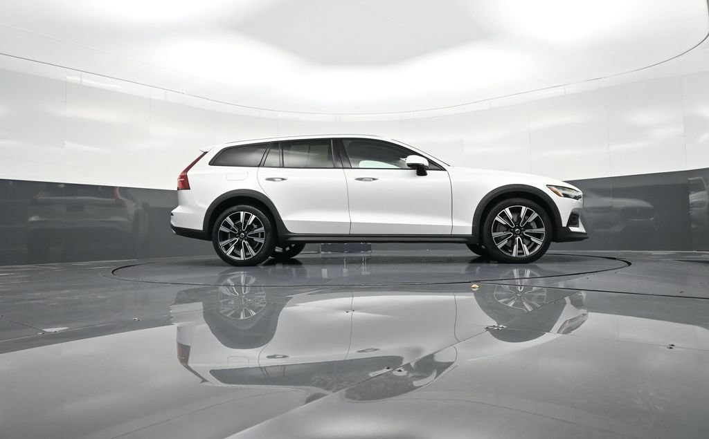 Certified 2022 Volvo V60 T5 Cross Country w/ Climate Package image 30