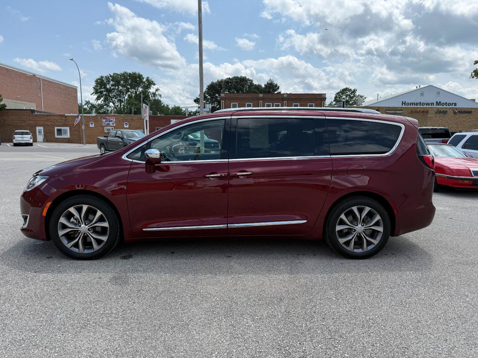 Used 2018 Chrysler Pacifica Limited w/ Tire & Wheel Group FWD image 8