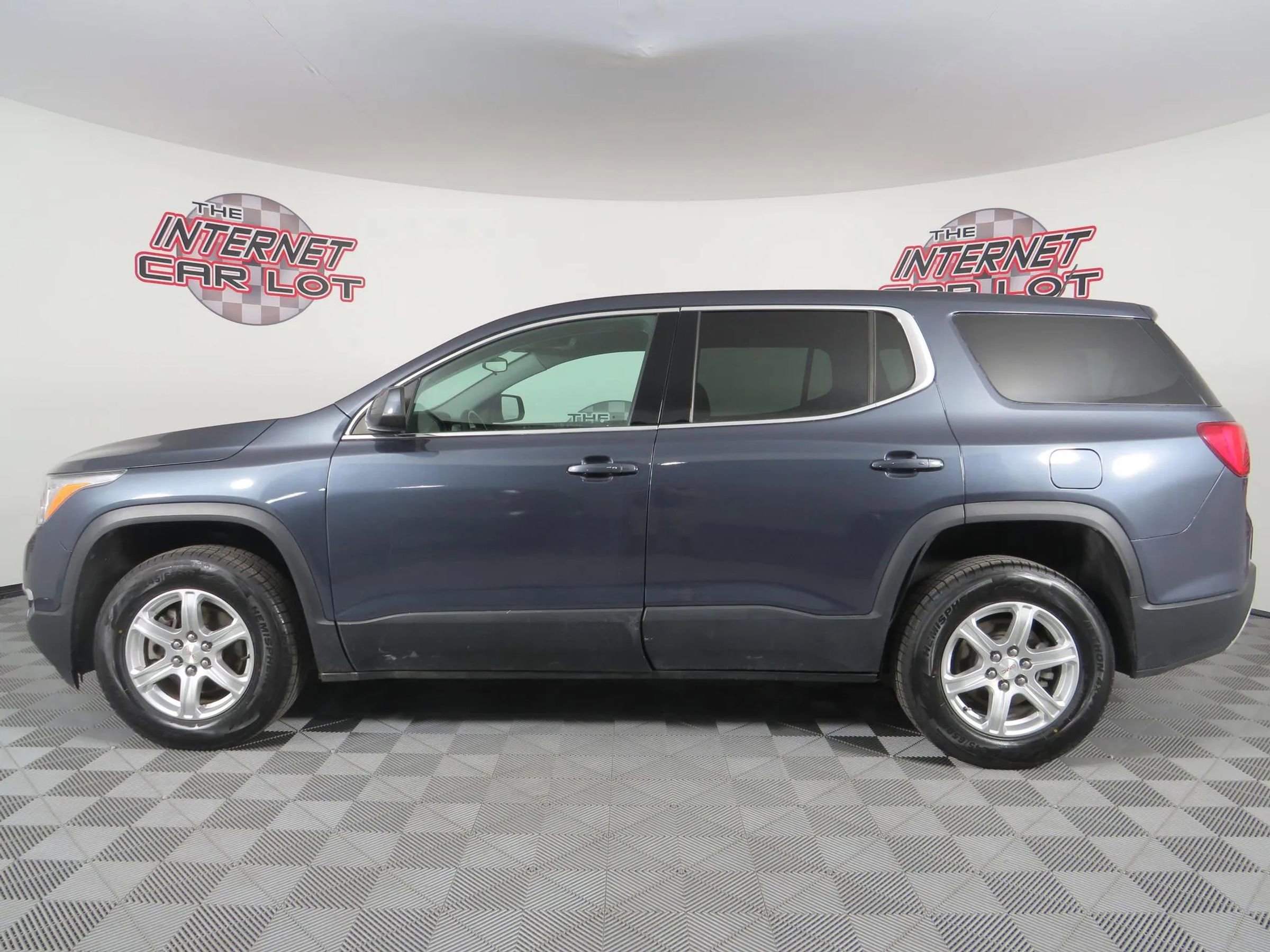 Used 2019 GMC Acadia SLE w/ LPO, Floor Liner Package image 4