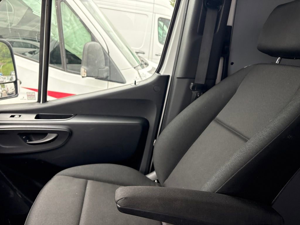 Used 2025 Mercedes-Benz Sprinter 2500 image 3