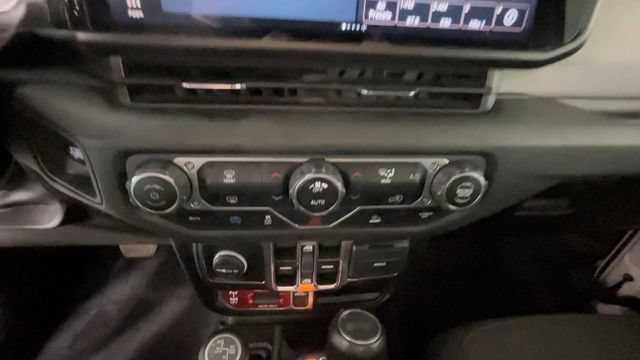 Used 2024 Jeep Wrangler Unlimited AWD/4WD image 31