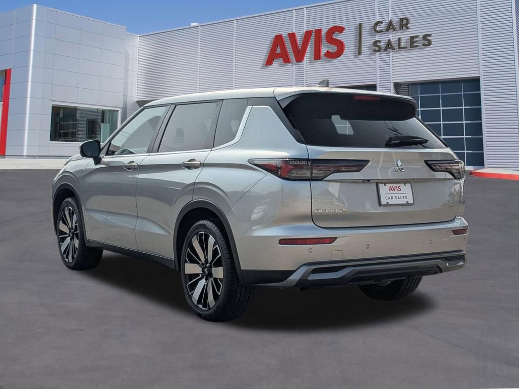Used 2025 Mitsubishi Outlander SE AWD/4WD image 3