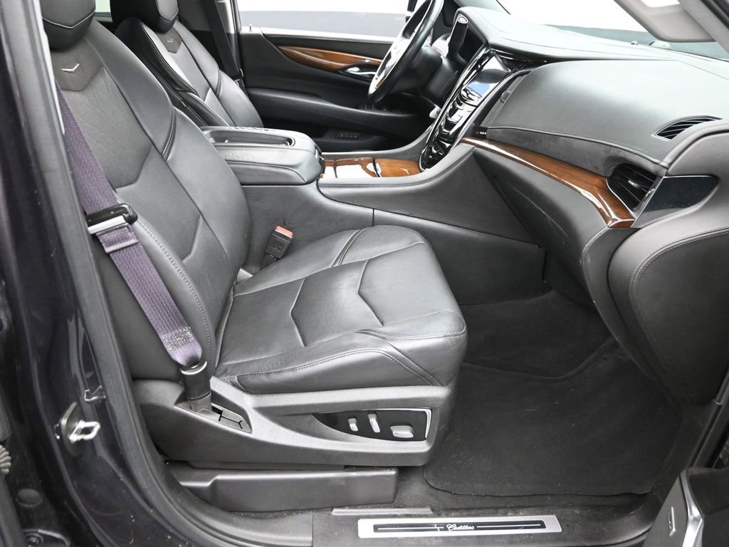 Used 2016 Cadillac Escalade Luxury image 7