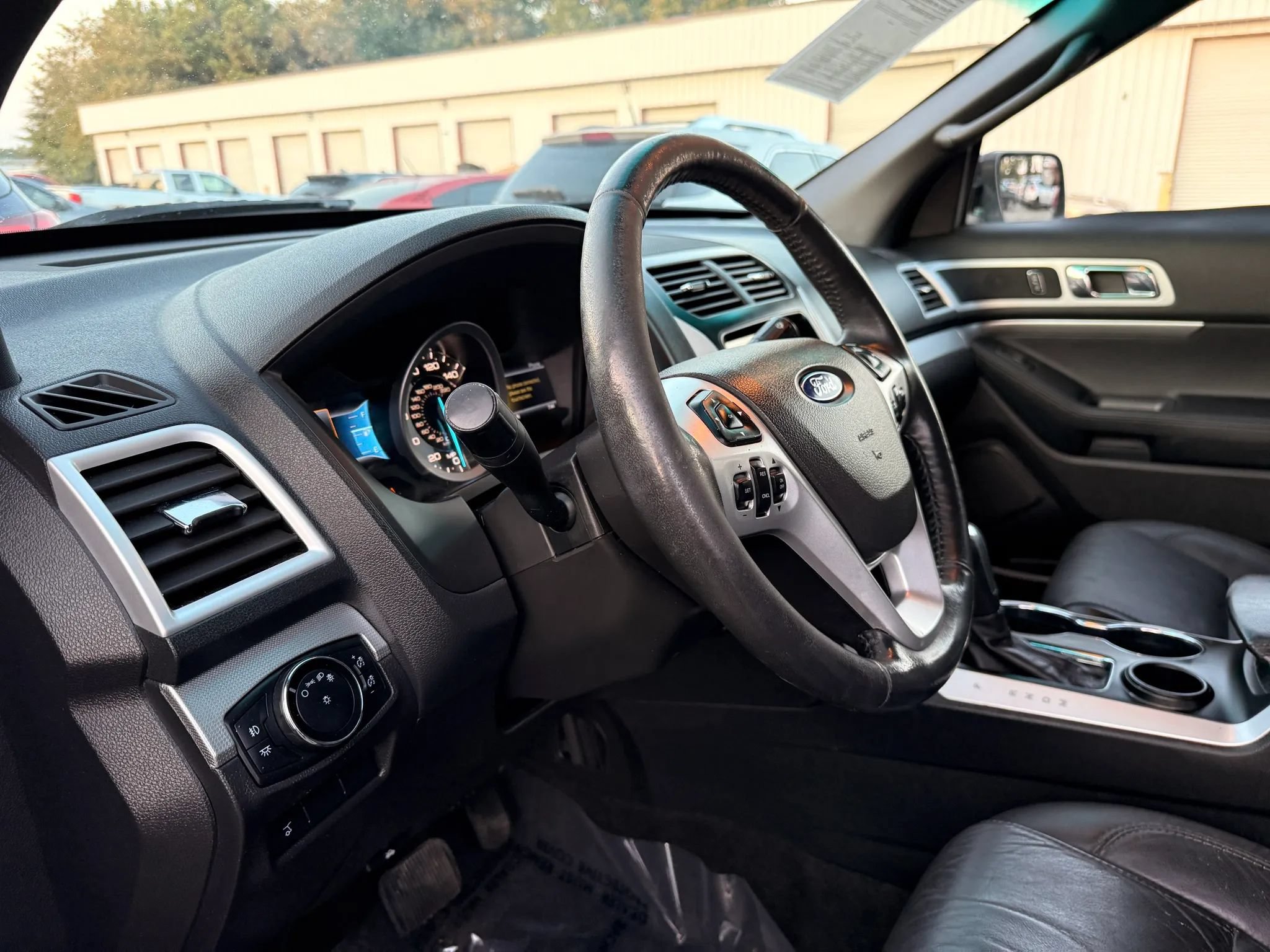 Used 2015 Ford Explorer XLT w/ Equipment Group 202A FWD image 17