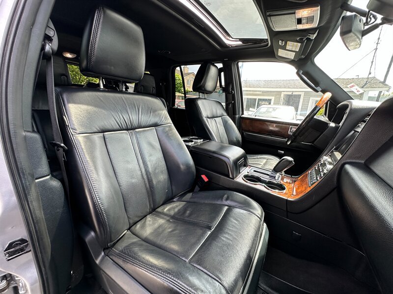Used 2015 Lincoln Navigator 4WD image 13
