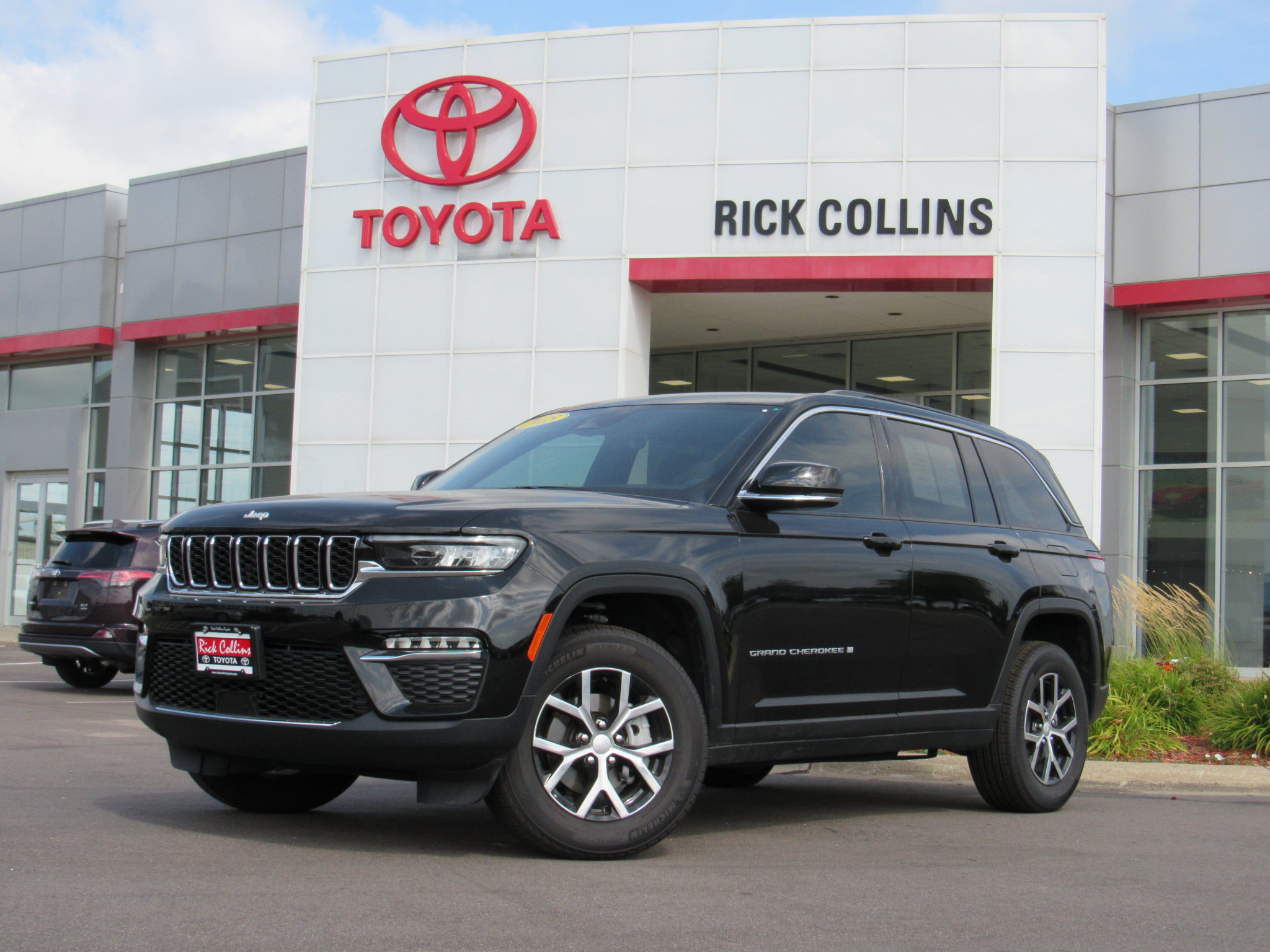 Used 2025 Jeep Grand Cherokee Limited AWD/4WD image 2