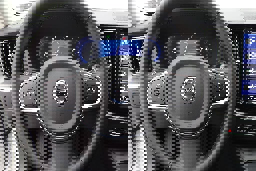 Used 2025 Volvo XC60 B5 Core image 19