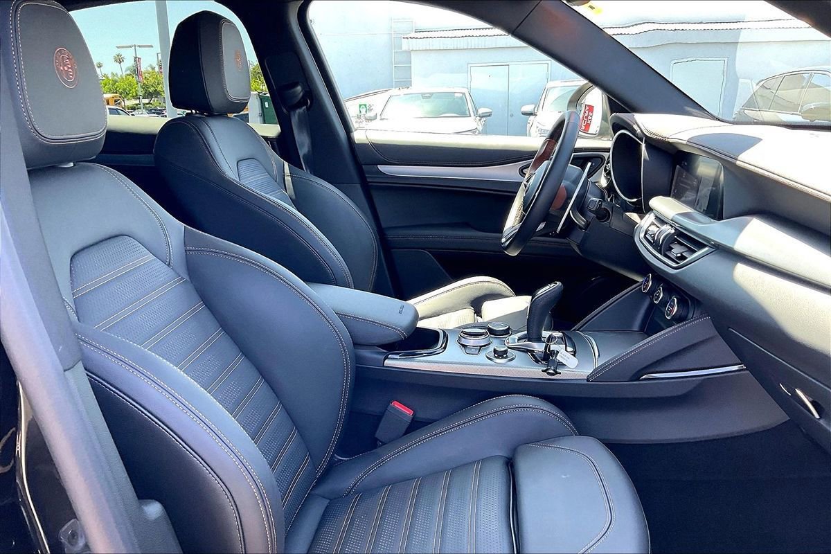 Used 2025 Alfa Romeo Stelvio Sprint AWD/4WD image 4