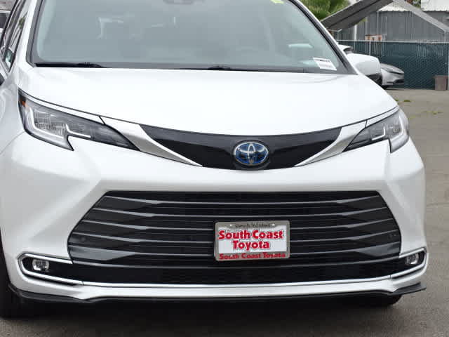 Used 2023 Toyota Sienna Limited AWD/4WD image 4