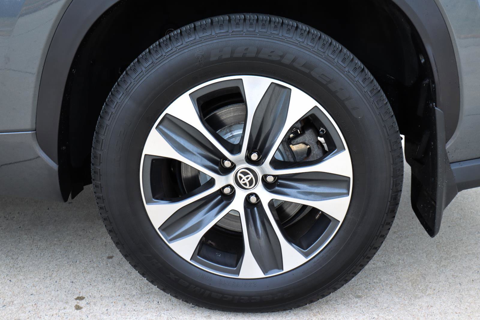 Used 2020 Toyota Highlander XLE image 27