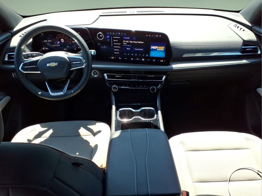 Used 2025 Chevrolet Traverse LT FWD image 19