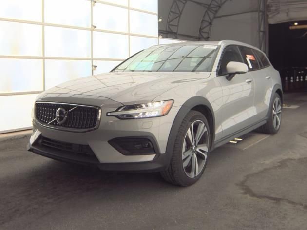 Used 2025 Volvo V60 B5 Cross Country Plus AWD/4WD image 2