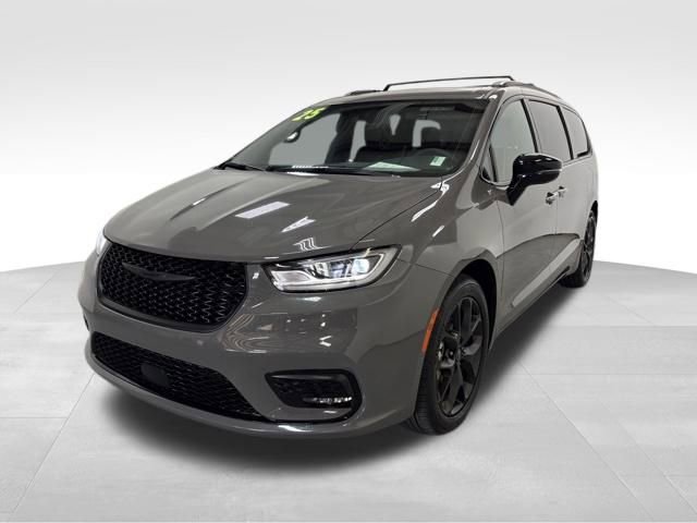 Certified 2025 Chrysler Pacifica Limited image 3