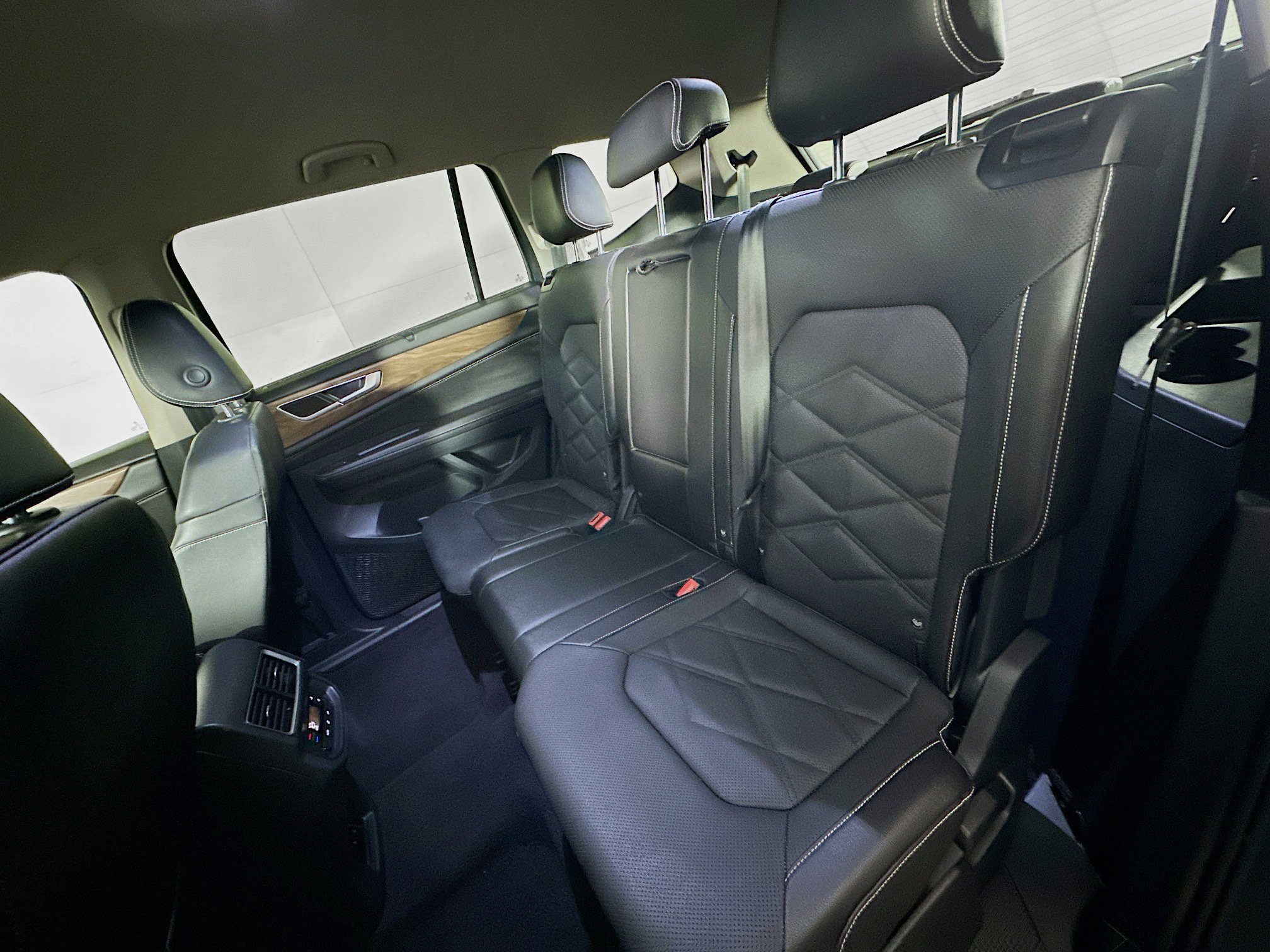 Used 2025 Volkswagen Atlas SE image 27