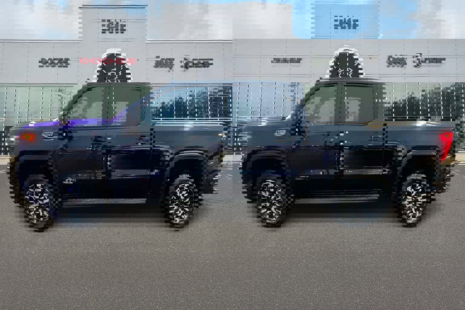 Used 2022 GMC Sierra 1500 AT4 w/ AT4 Premium Package image 3