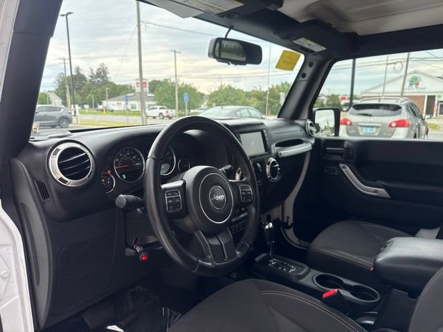 Used 2017 Jeep Wrangler Unlimited Sahara w/ Connectivity Group AWD/4WD image 12