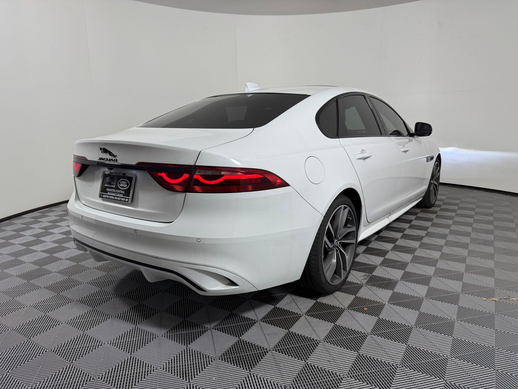 Used 2024 Jaguar XF R-Dynamic SE AWD/4WD image 8