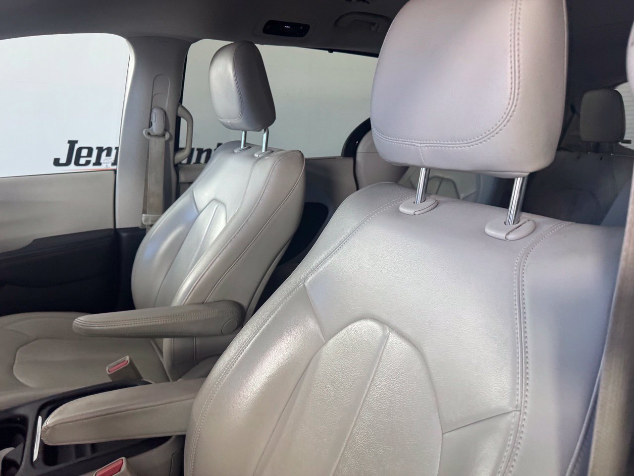 Used 2017 Chrysler Pacifica Touring-L FWD image 10