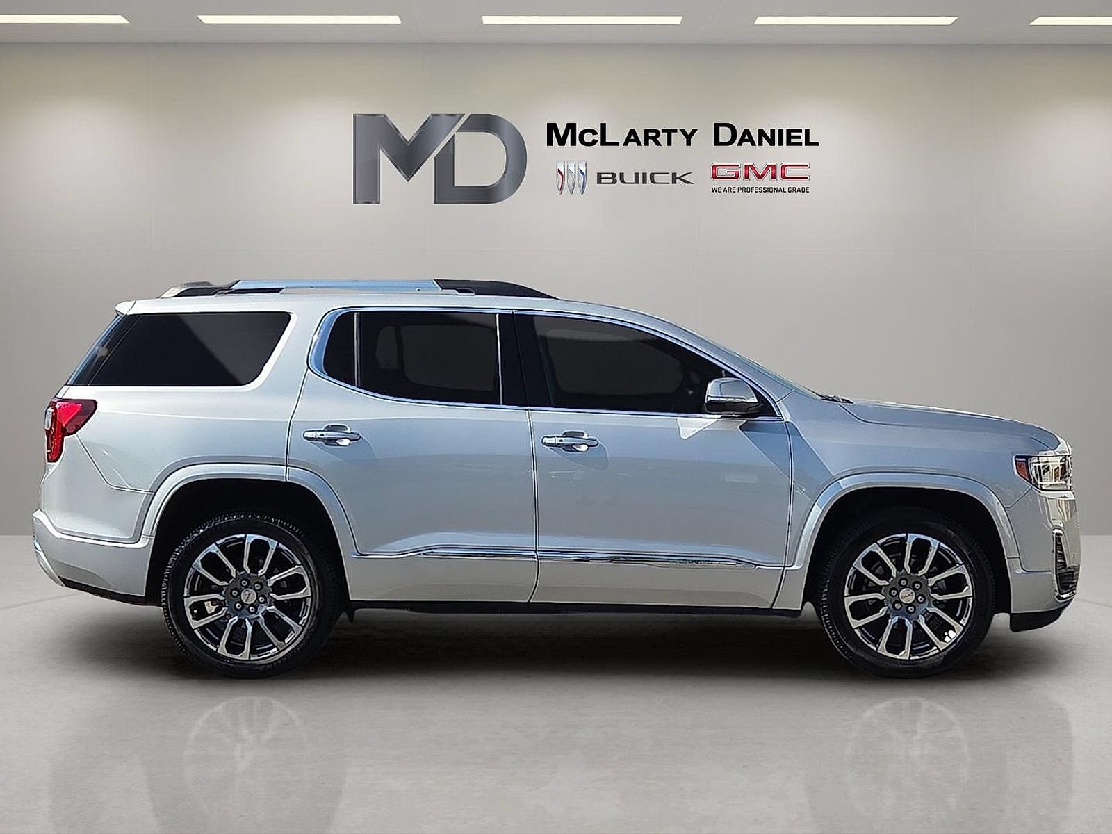 Used 2020 GMC Acadia Denali w/ Technology Package FWD image 15