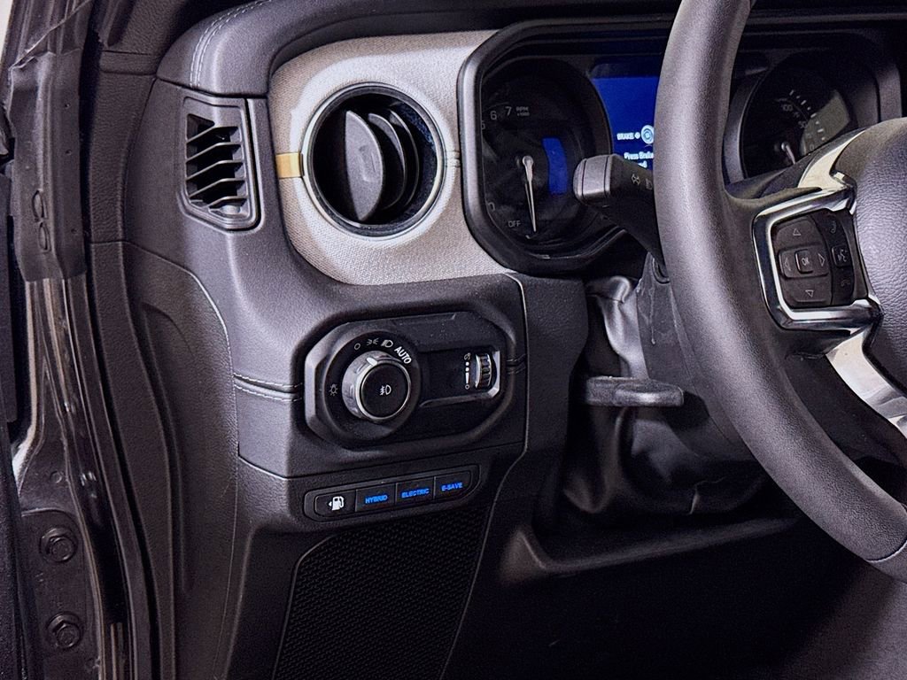 Used 2025 Jeep Wrangler Unlimited Sahara w/ Safety Group AWD/4WD image 8