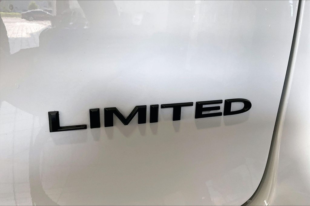 Used 2025 Chrysler Pacifica Limited FWD image 21