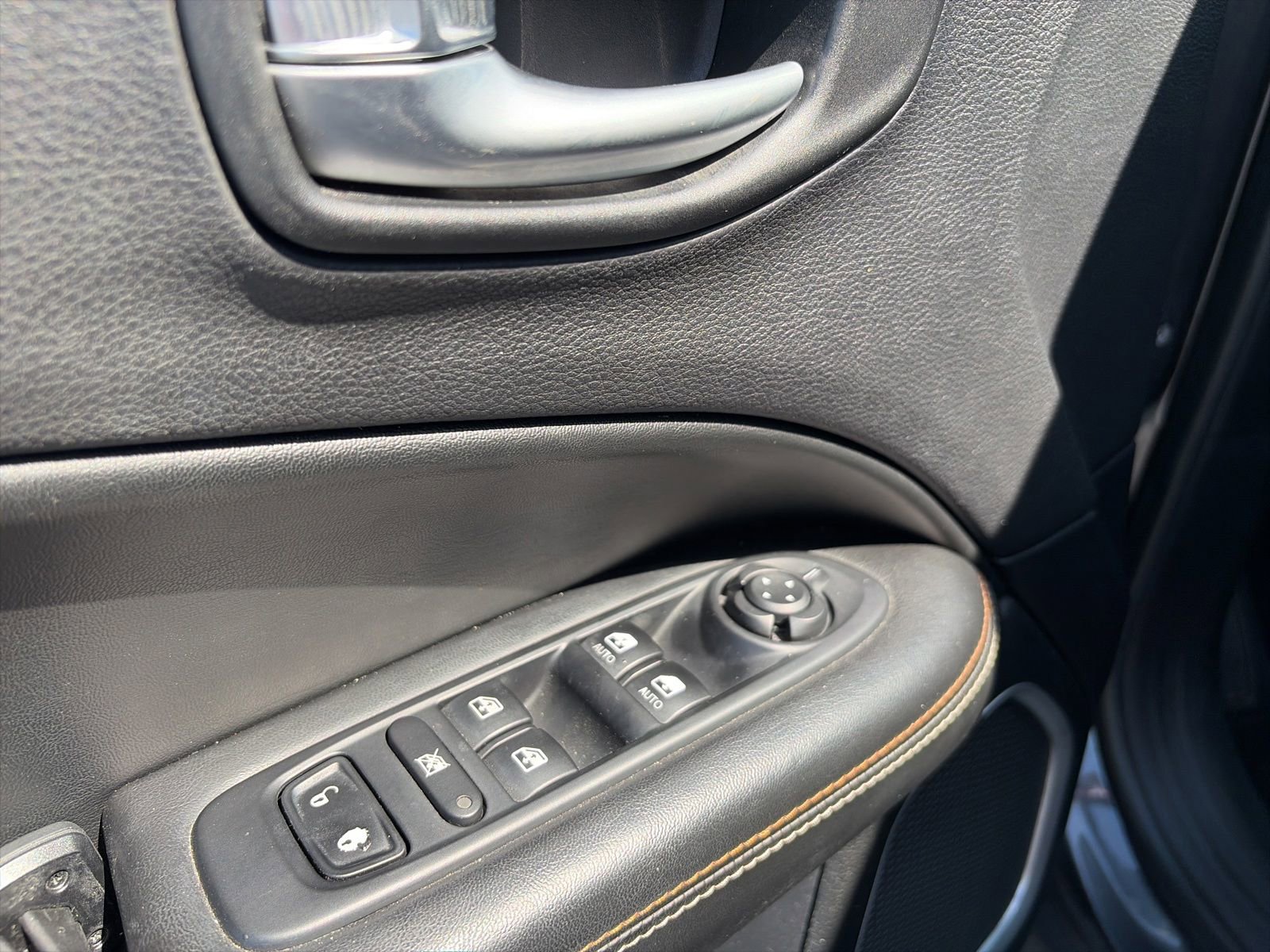Used 2018 Jeep Compass Latitude FWD image 12